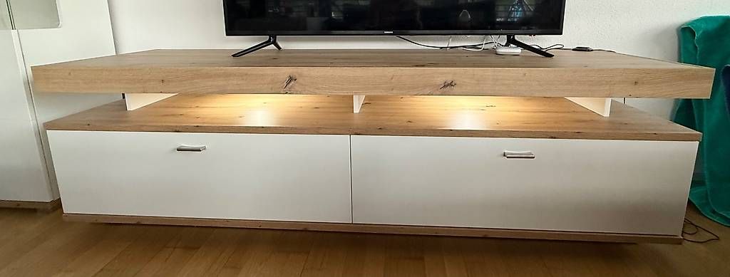 Mobili TV: TV-Möbel mit Beleuchtung – Usato da Herrenschwanden venduto da Mar_Wy