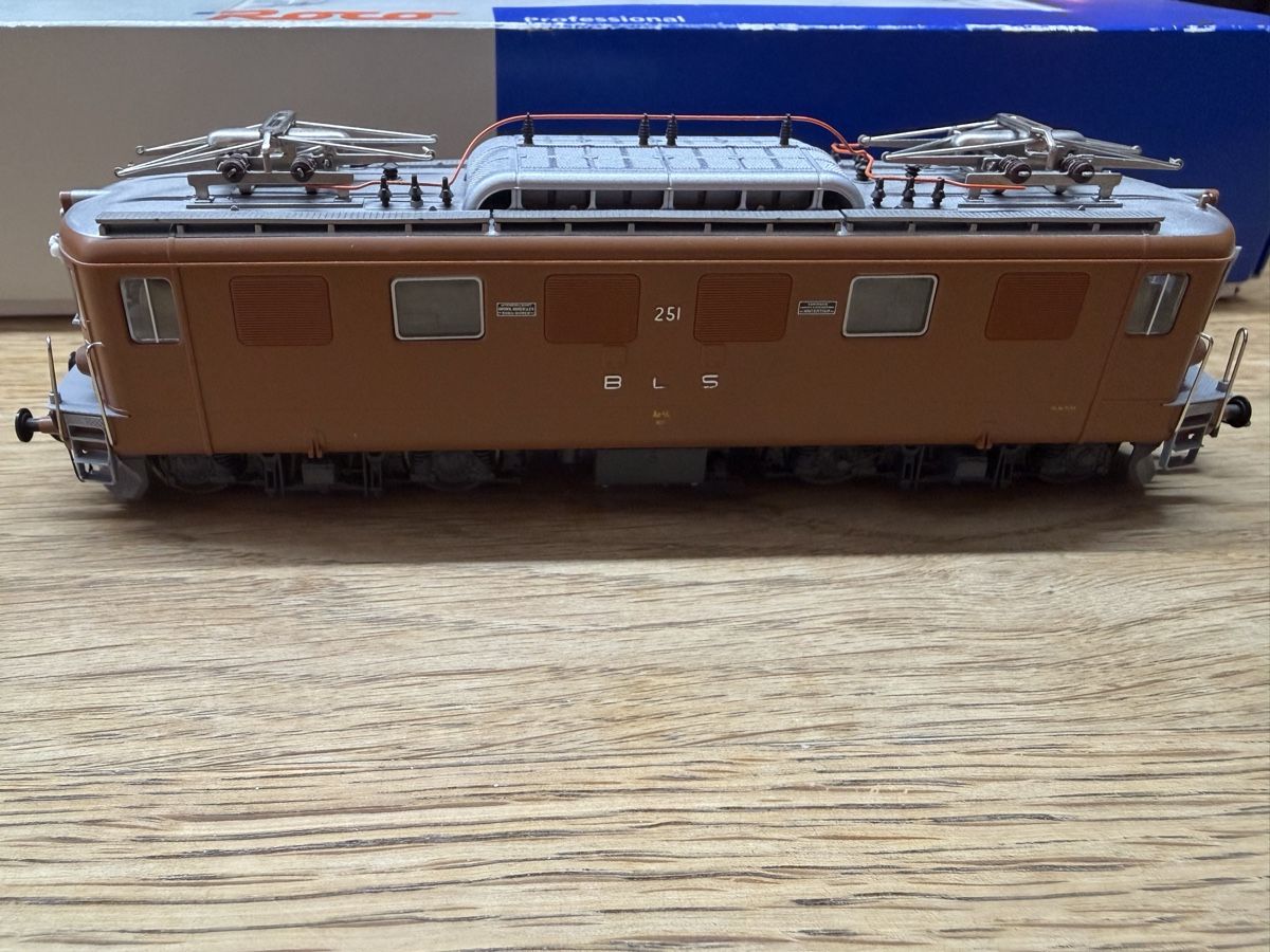 Roco Modellini di ferrovie: Roco BLS Ae 4/4, braun, Nummer 251 – Usato da Glattfelden venduto da UrdiZH 1