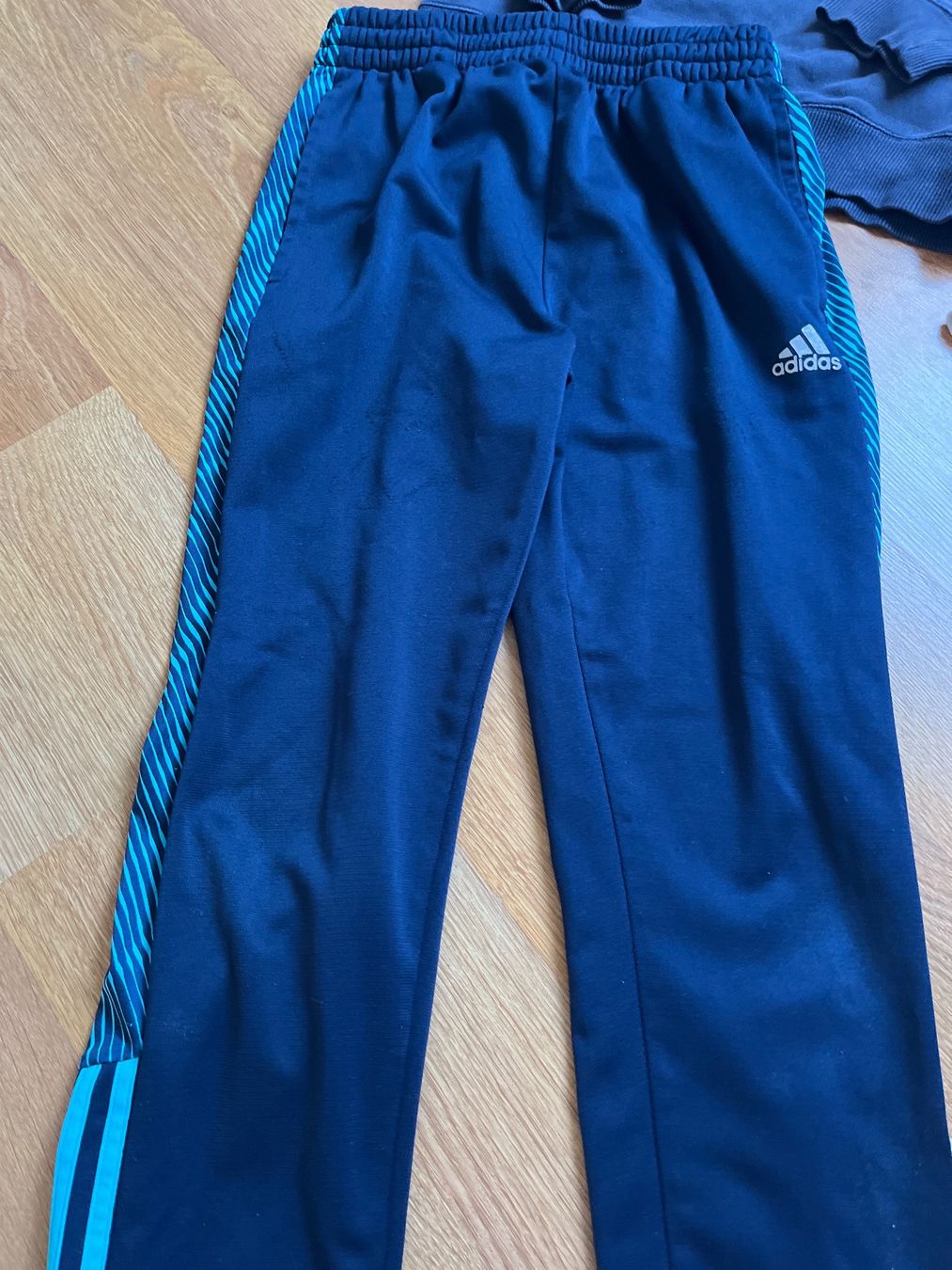 Adidas Kleiderpakete & -sets: Lot de vêtements – Gebraucht aus Genève von fyshbird 1