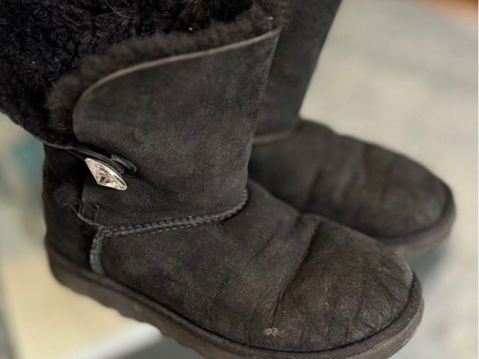 Ugg Chaussures femmes: UGG-Stiefel | mit Kristall-Knopf | Größe 36 – D'occasion à Kilchberg ZH par nad_6dwp
