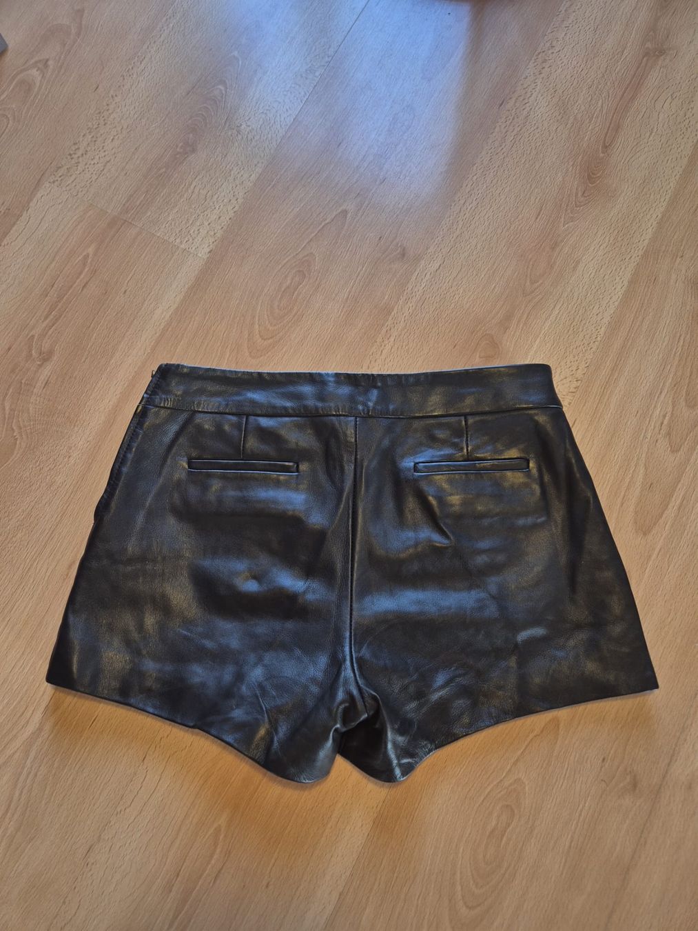 Sezane Pantalons: Short en cuir noir Sézane, taille 36 – D'occasion à Épalinges par lola_vp_99 1