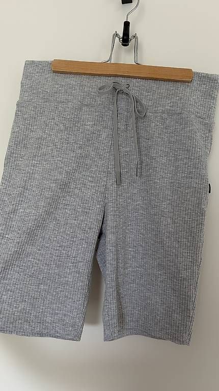 Pantaloni: Radlershorts grau Cotton on Body – Usato da Neuheim venduto da Vinn 1