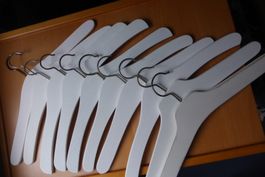 10 alte Holz Kleiderbügel weiss grundiert