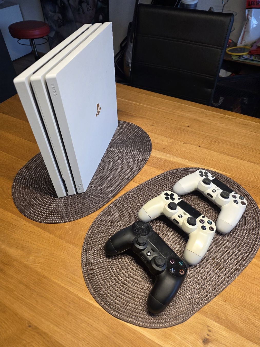 Sony Console: PS4 Pro White 1TB (Firmware 12.02) – Usato da Belp venduto da Timoendu