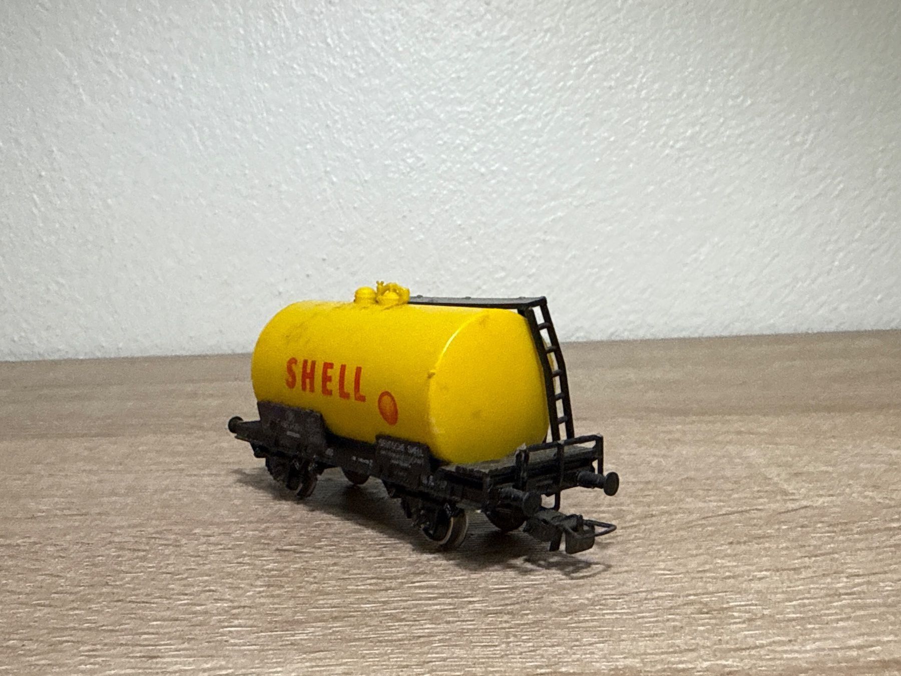 Lima Modelleisenbahnen: Lima Kesselwagen SHELL H0 (18) – Gebraucht aus St-Aubin-Sauges von Lo_Go 3