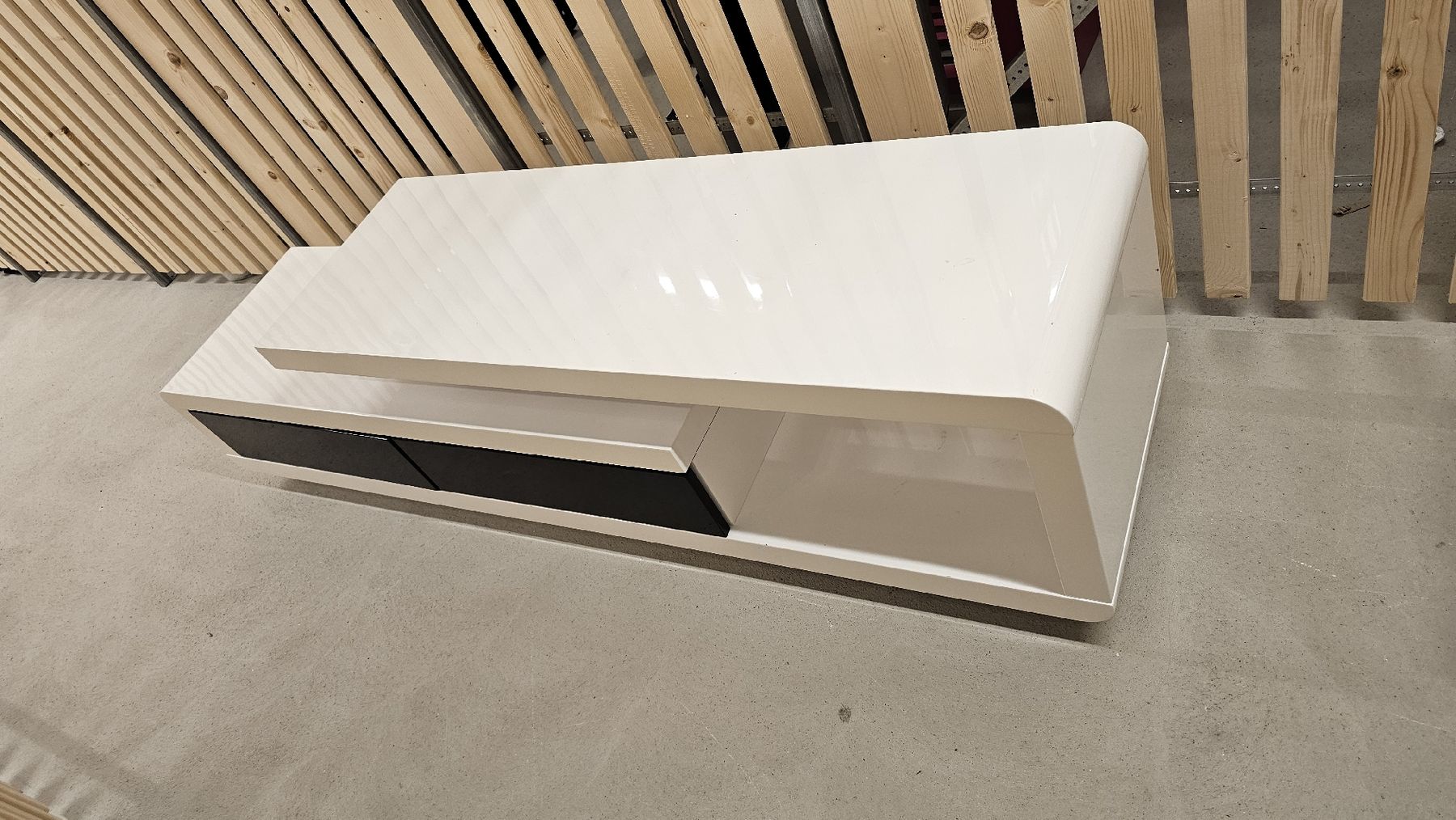 Mobili TV: Fernsehmöbel Weiss/Schwarz 175x45cm – Usato da Chur venduto da Moprom 2