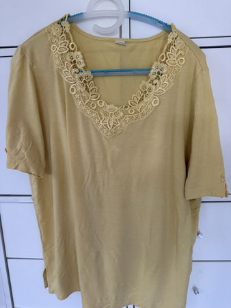 TShirt mit Spitzen Verzierung (auch an den Aermeln, siehe Fo