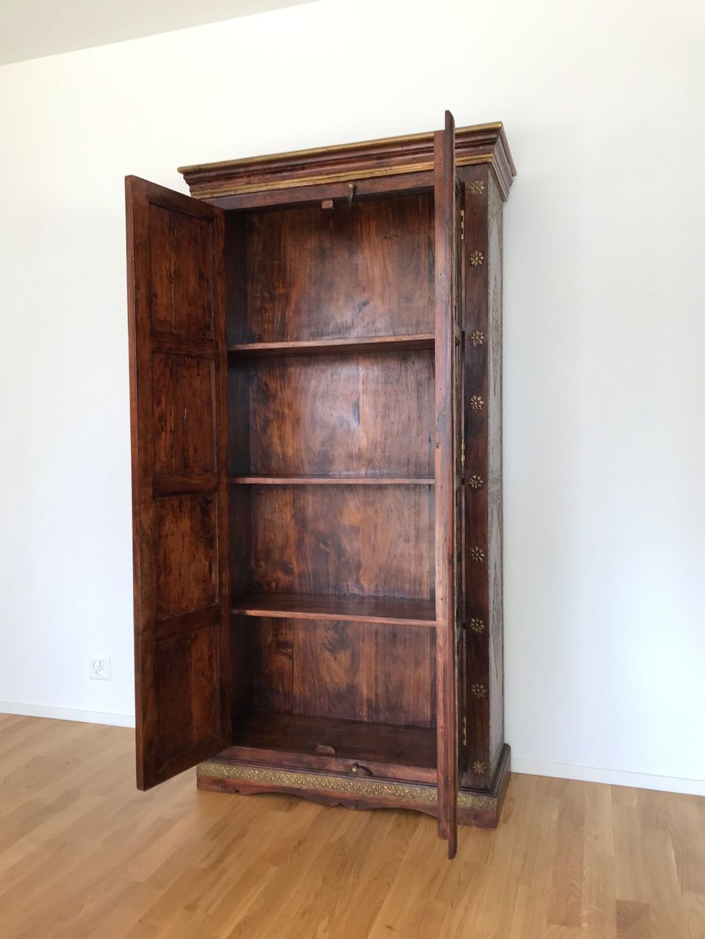 Armadi: Armoire en acacia massif ciré – Nuovo (secondo la descrizione) da Locarno venduto da Michel840211 1
