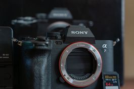 Sony Alpha 7 IV con accessori