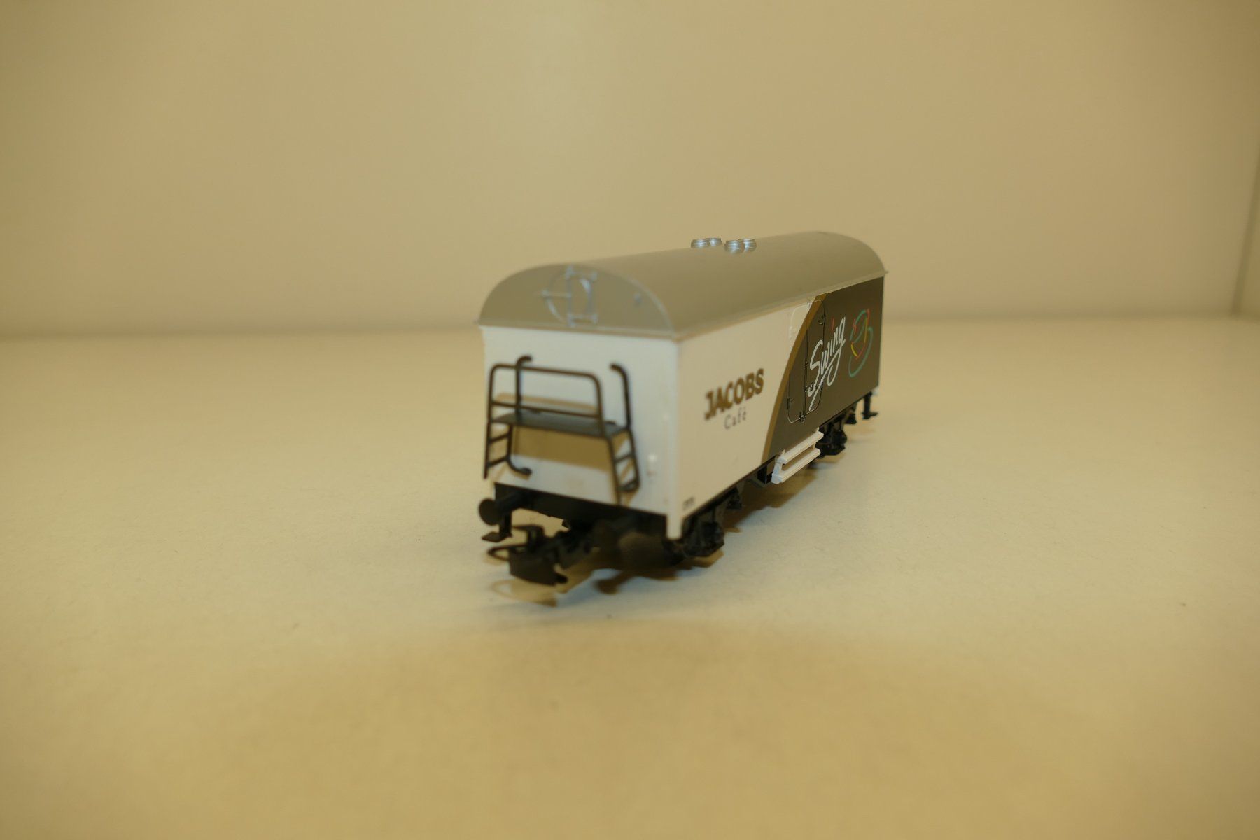 Märklin Modelleisenbahnen: Märklin H0: Jacobs Cafe Güterwagen Swing – Defekt aus Niederhasli von rail-duerst 1
