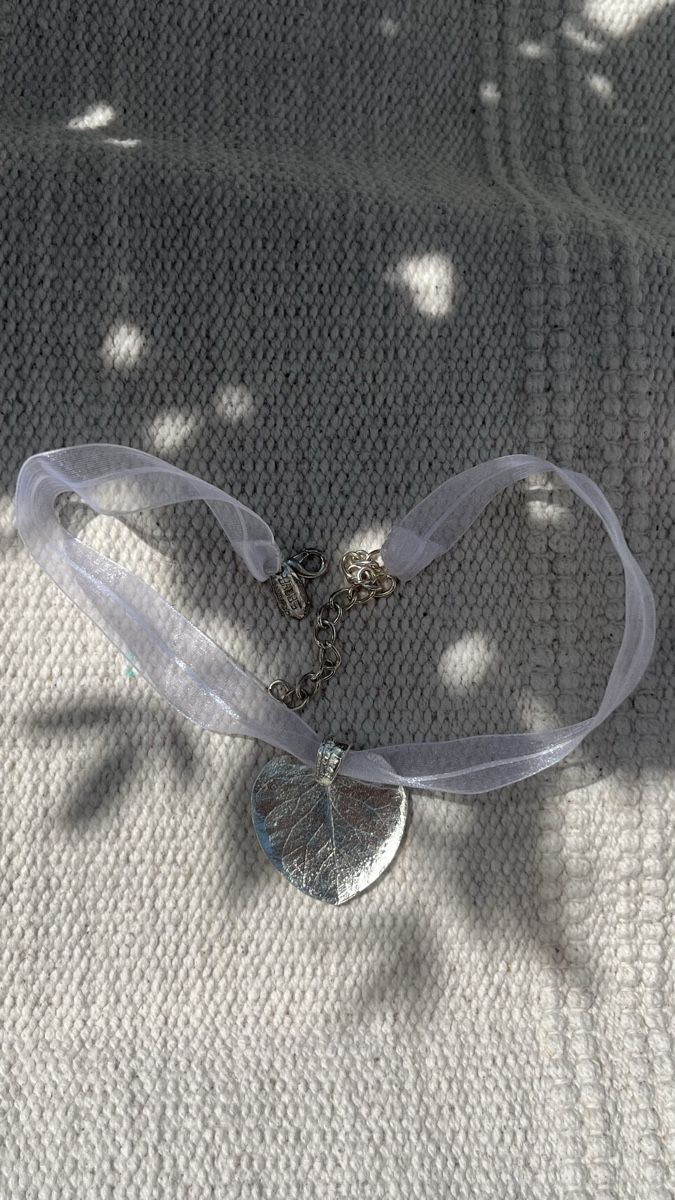 Catenine: VINTAGE SILVER FINISH EUCALYPLUS LEAF SATIN CHOKER BY SAOYA – Usato da Lugano venduto da yul_fhg2 1