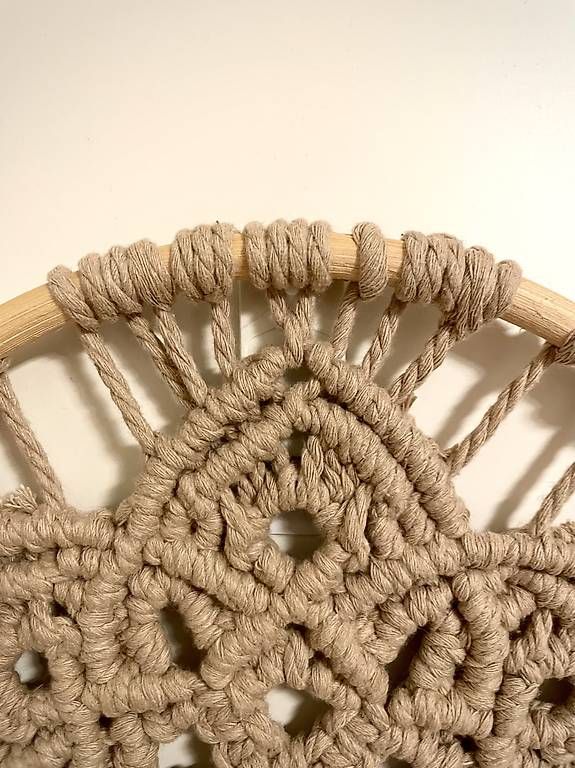 Tutte le decorazioni: Makramee Wanddeko - Unikat (25 cm) – Usato da Hausen AG venduto da SolivaLab 2