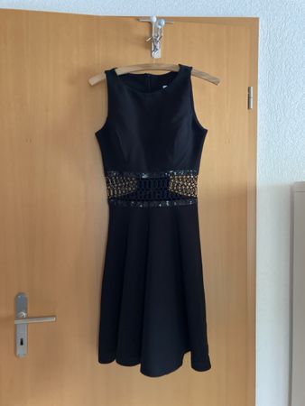 Schickes, kurzes, schwarzes Kleid, ideal für den Sommer!