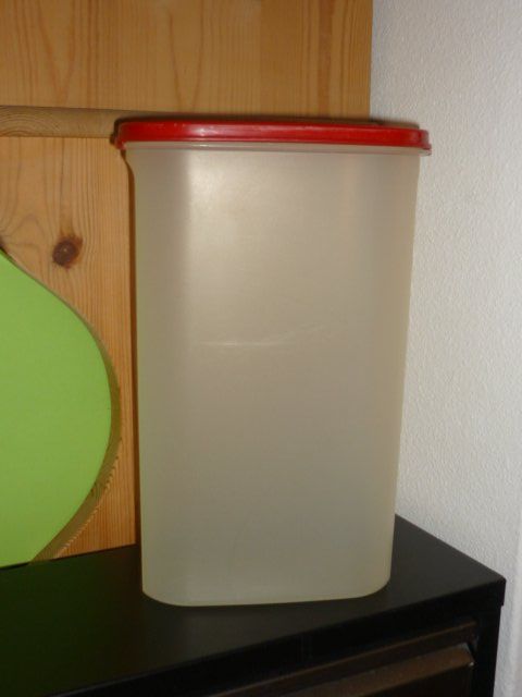 Tupperware Contenitori & Simili: TUPPERWARE KÜCHENBEHÄLTER H. 28 CM. 2,9 L. – Usato da St.Gallen venduto da Anso
