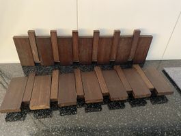 2 Holz-Garderoben im Klavierstil mit je 6 Haken
