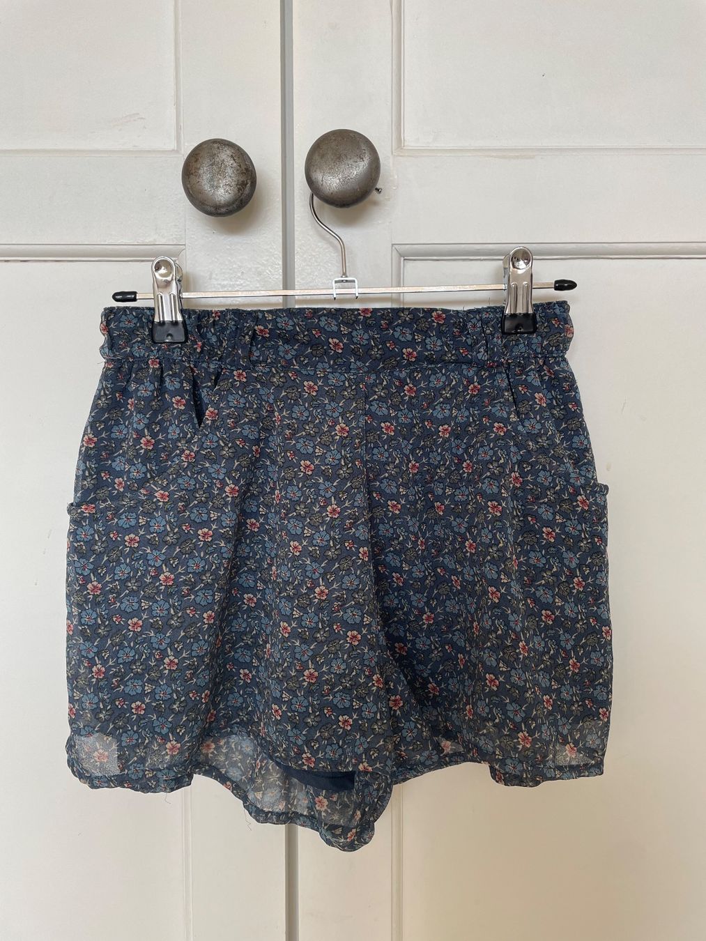 H&M Hosen: Short fleuri H&M femme - Taille 32 – Gebraucht aus Geneve von Margot_22