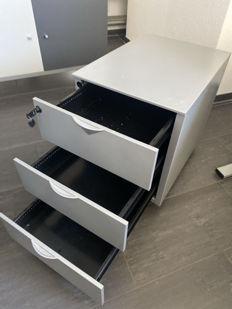 Banconi: Rollcontainer 3 Schubladen Metall grau abschliessbar gut – Usato da Mörschwil venduto da Marcel4201 1