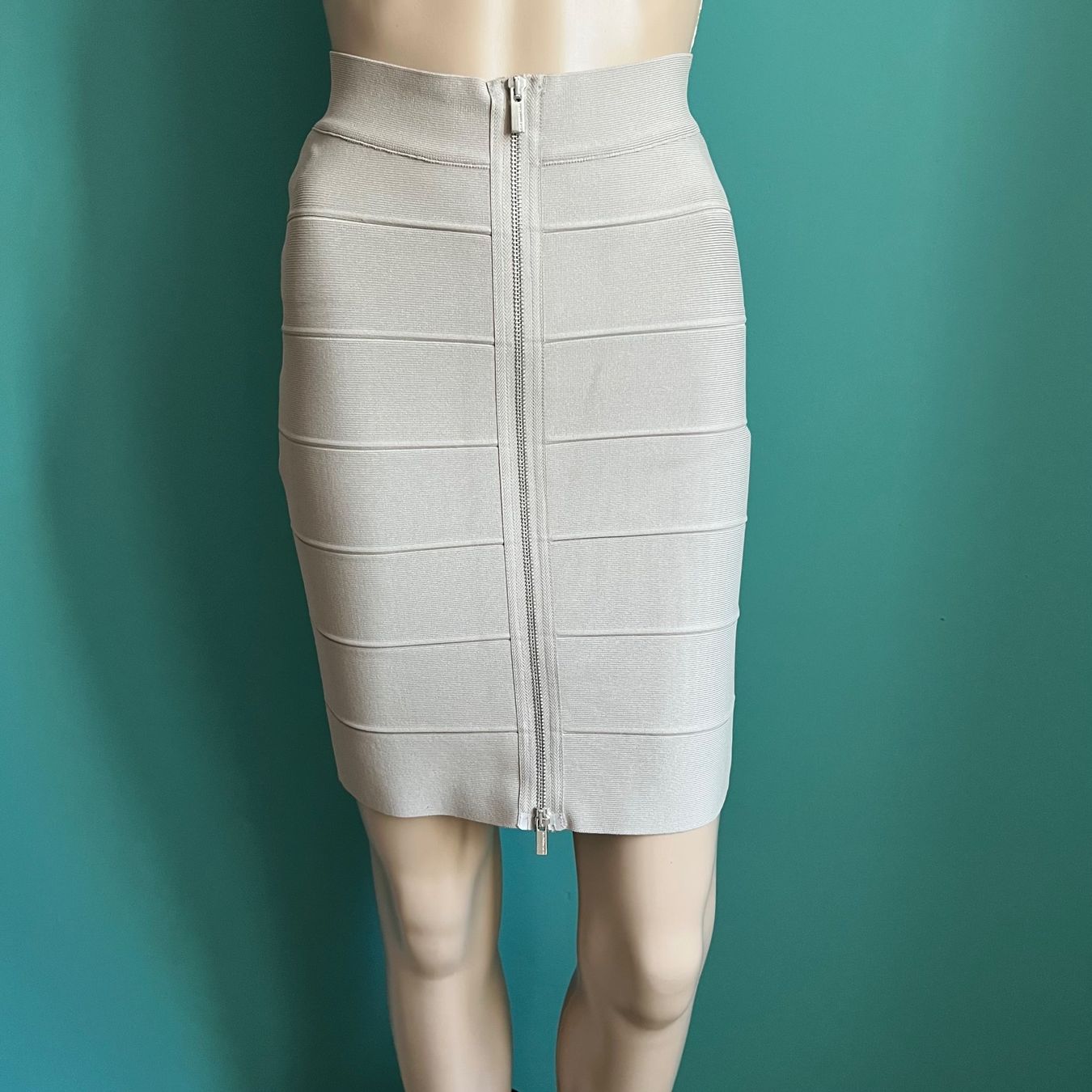 Jupes: BCBG MAX AZRIA Rock – D'occasion à Zürich par ClosetQueen