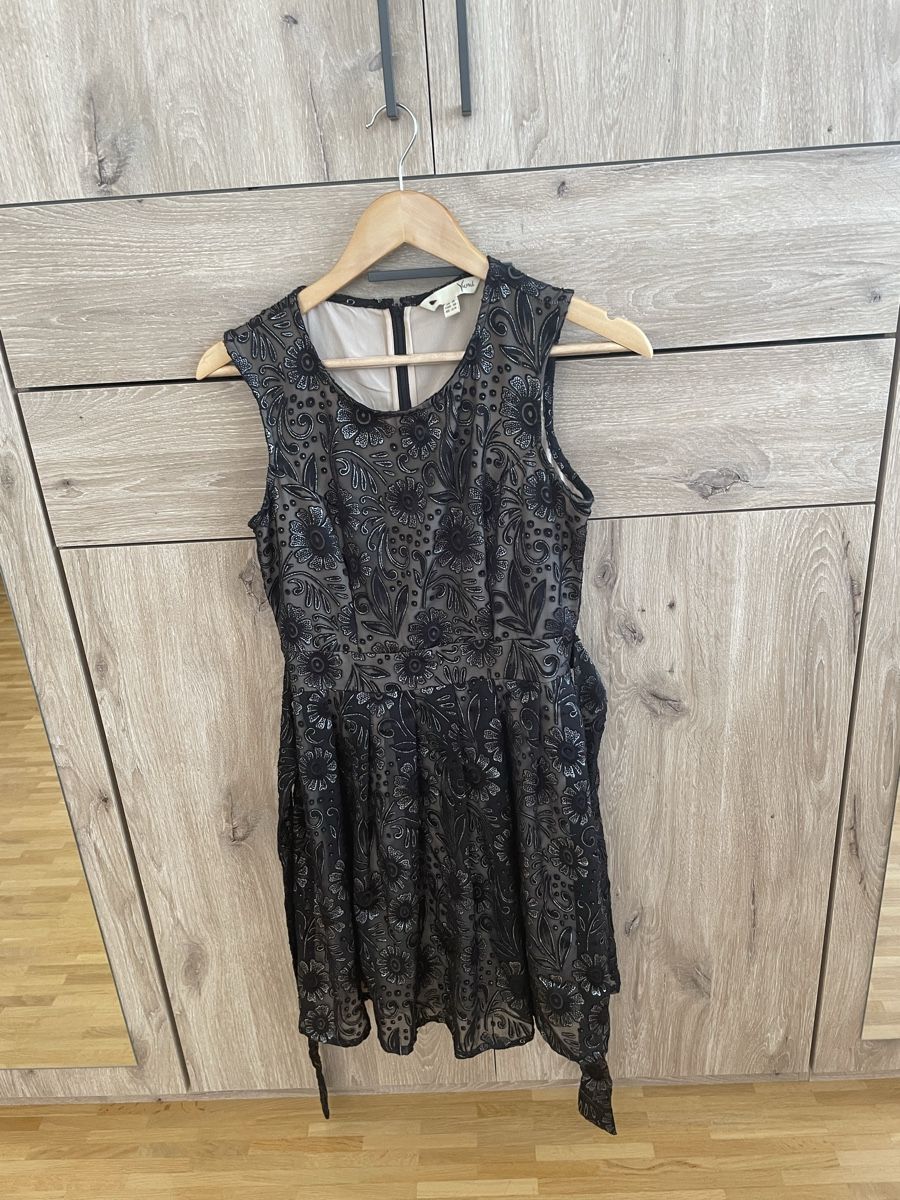 Vestiti: Yumi Kleid, Gr. 38, schwarz, mit Blumenmuster – Usato da Oberwil BL venduto da Petermib