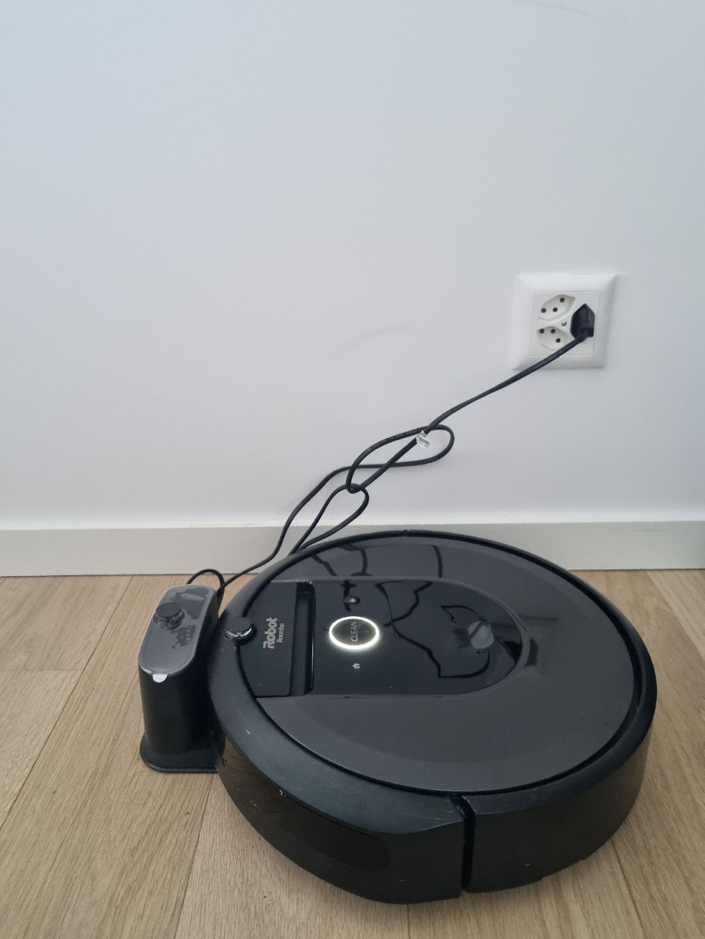 Irobot Aspirateurs & Accessoires: Aspirateur robot iRobot Roomba i7 – D'occasion à Crissier par nkummer1 1