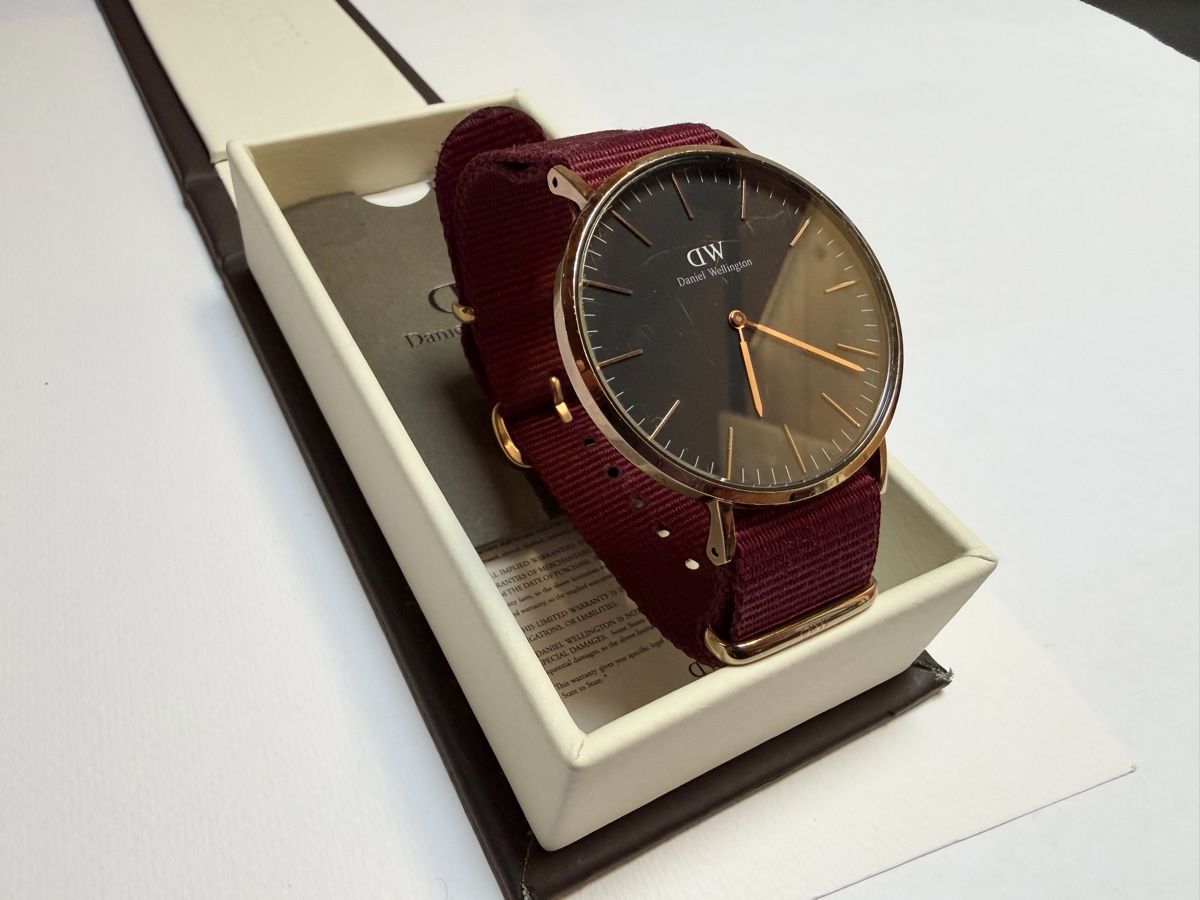 Daniel Wellington Uhren: Montre Daniel Wellington – Gebraucht aus Founex von Hyrienne
