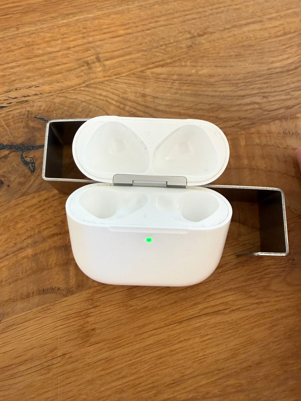 Apple Cuffie: APPLE AirPods 4 Charging Case – Usato da Lausanne venduto da Nine1982