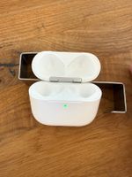 APPLE AirPods 4 Charging Case