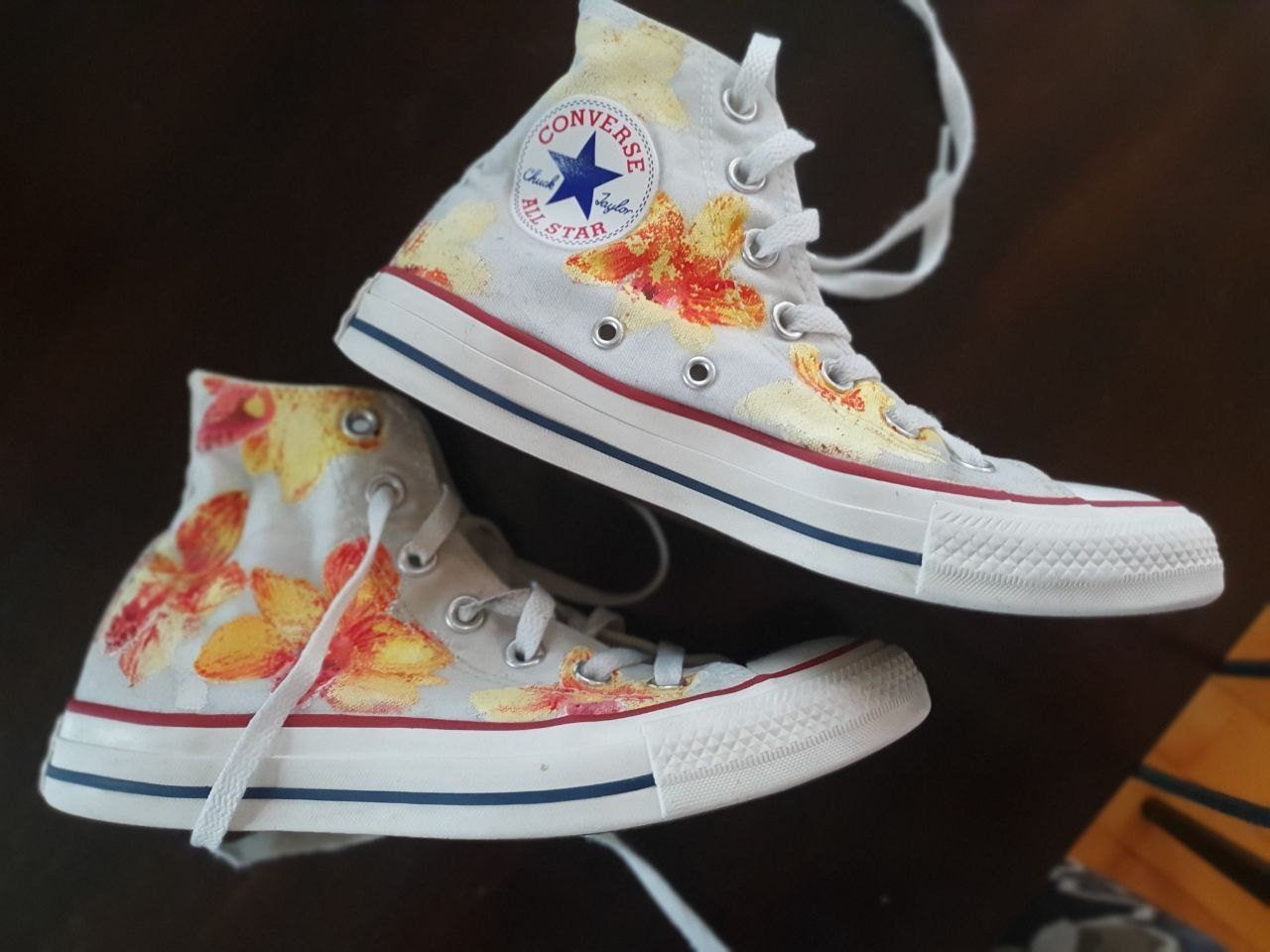 Scarpe da donna: Converse Chuck Taylor High Sneaker Blumenmuster gebraucht – Usato da Beromünster venduto da Balibon 1