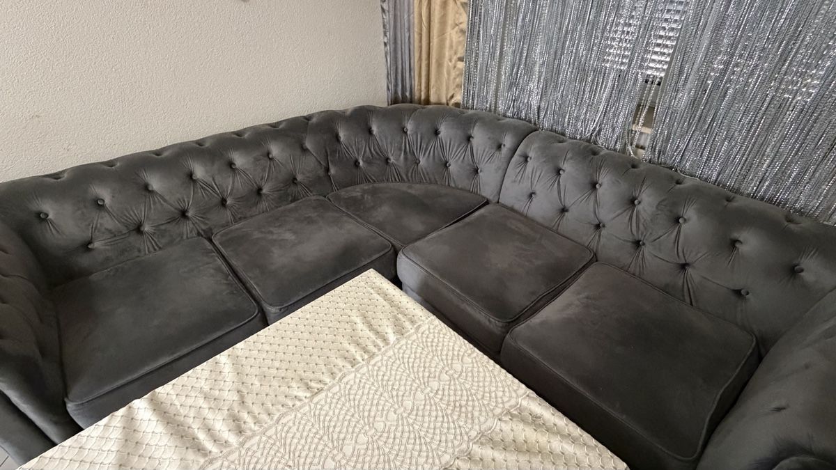 Divani: Elegante Eckcouch / Sofa mit Samtbezug, Grau - Top Zustand! – Usato da Wil SG venduto da Juls_Katie 1