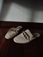 Slippers, Mokassins, Slides mit Kettenapplikation