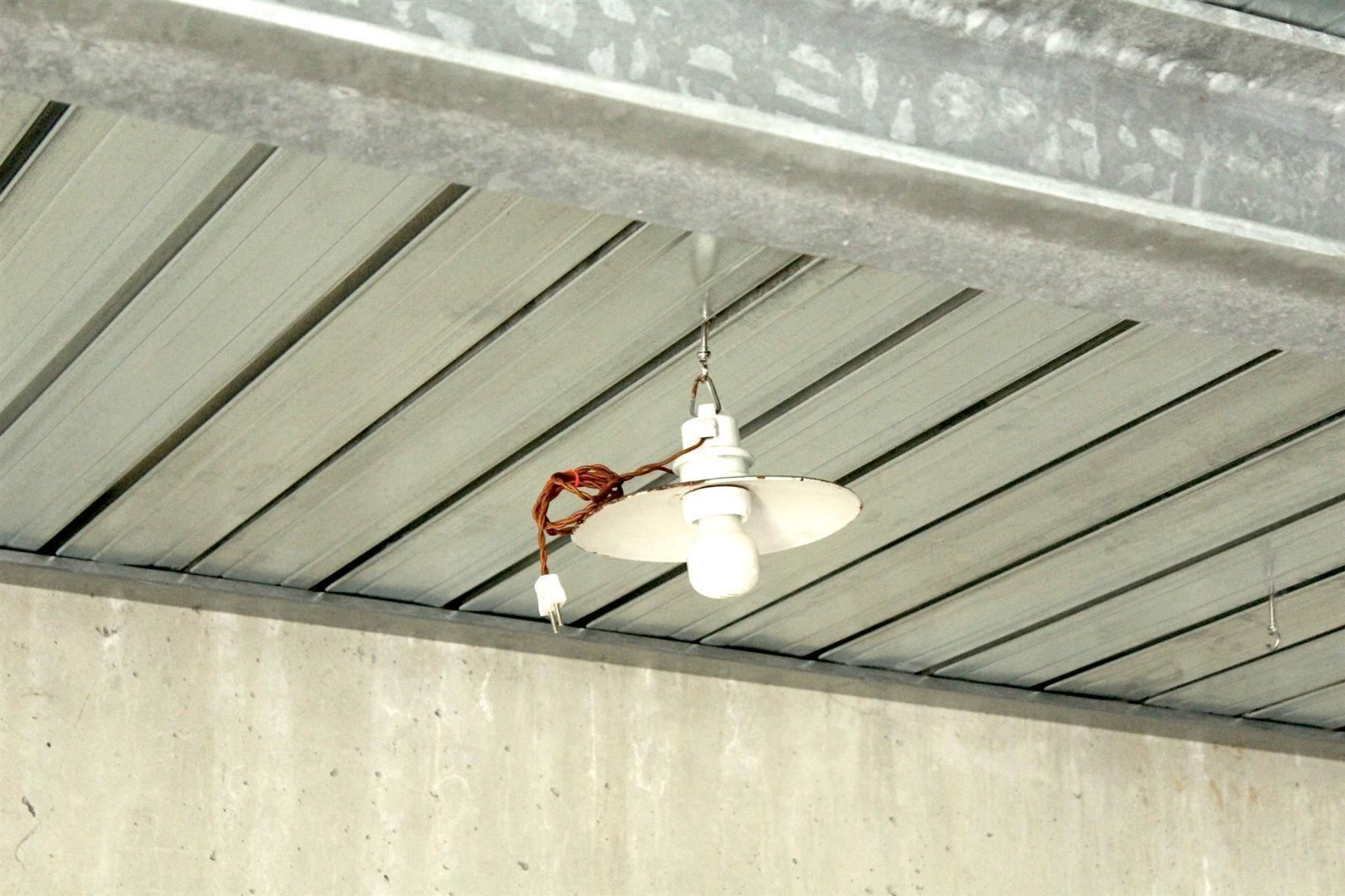Lampadari & plafoniere: Schlichte Jugendstil DECKENLAMPE mit Emailschirm, um 1910 – Usato da Bern venduto da kultiges