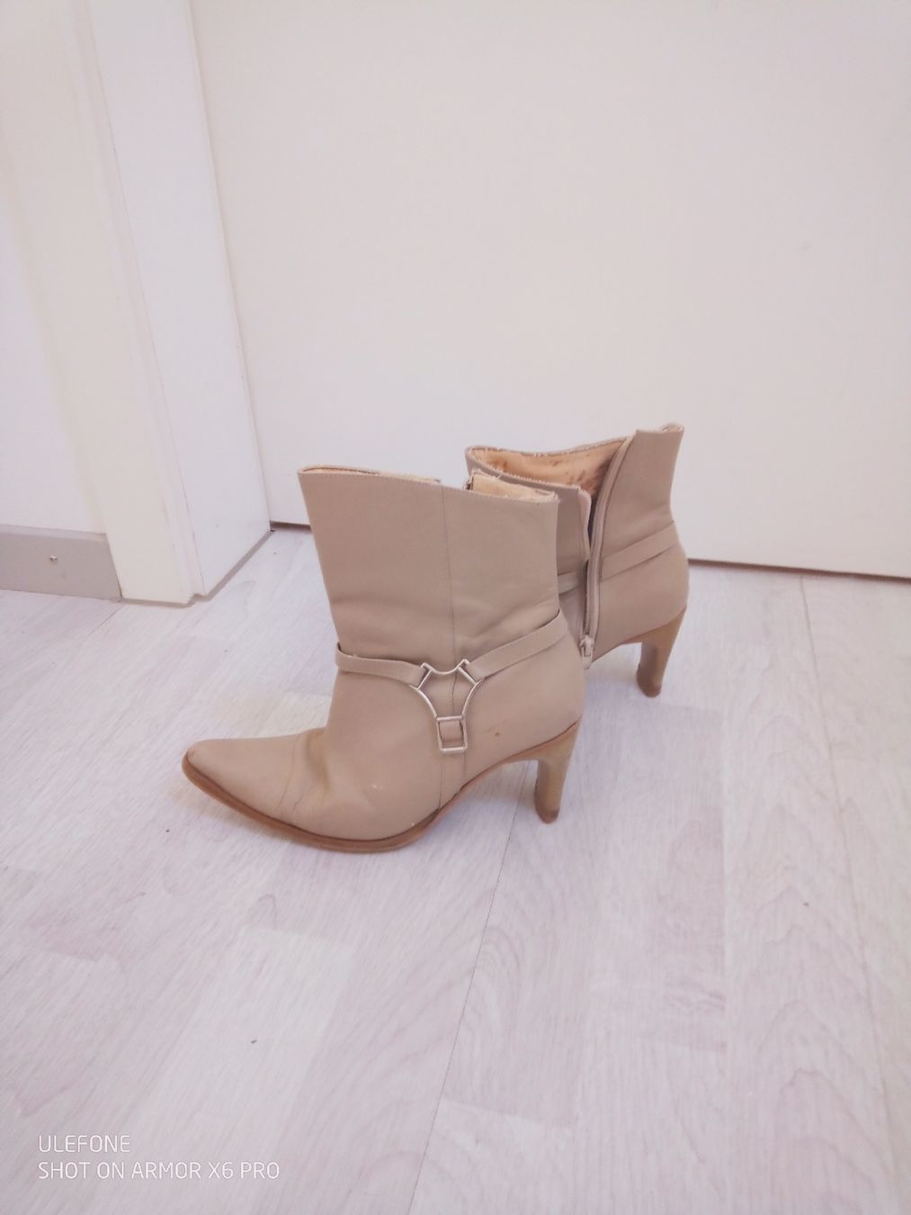 Scarpe da donna: Elegante Lederstiefel Grösse 36, Beige – Usato da Volketswil venduto da Car1