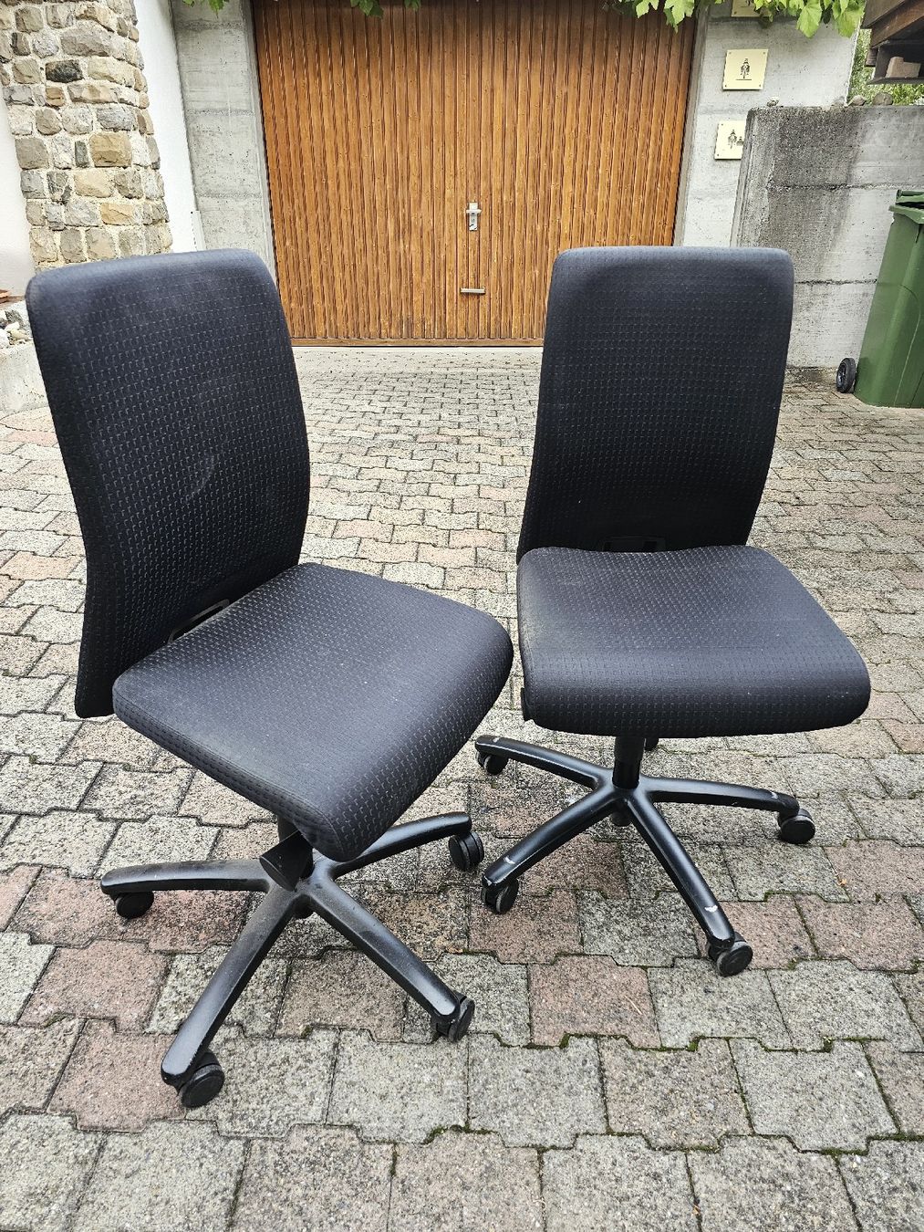 Chaises: 2 gepolsterte Bürostühle – D'occasion à Meisterschwanden par Hummer21