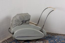 Wisa Gloria antiker Holz- Kinderwagen im Originalzustand