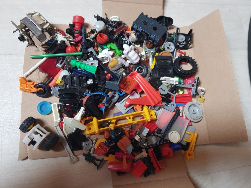 Jouets: Bastelteile Aussortierung von Kinderspielkisten – D'occasion à Birmensdorf ZH par RoBrixX