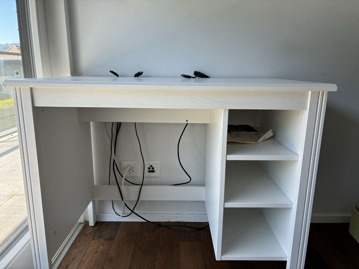 Ikea Scrivanie: Minimalist White Desk with Shelves - Perfect for Study – Usato da Muri b. Bern venduto da t29_f8y7 1