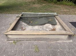 Sandkasten aus Holz quadratisch mit Abdeckung gebraucht