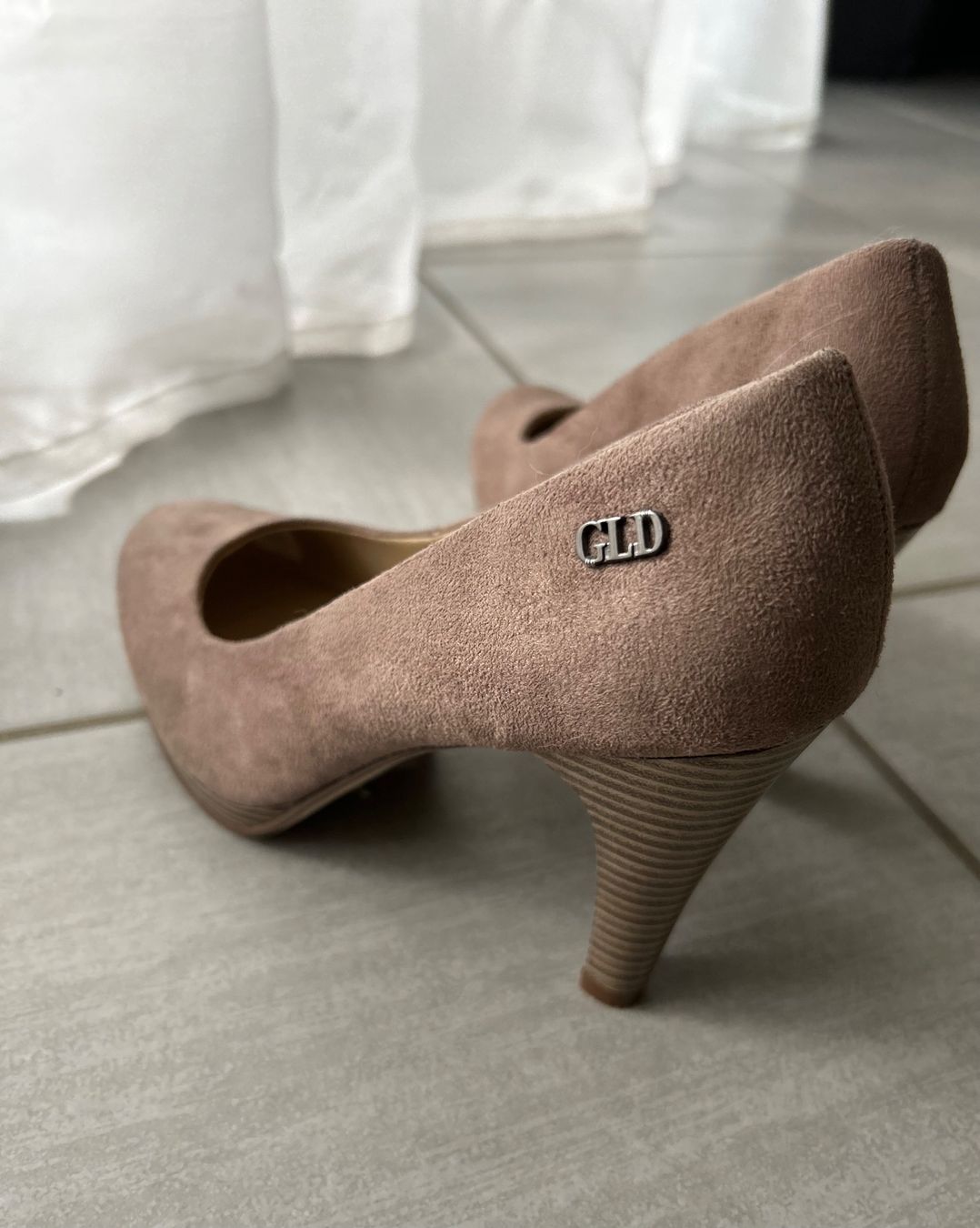 Graceland Scarpe da donna: Pumps Wildleder beige/grau – Usato da Hünenberg venduto da wiirv11 1