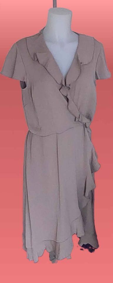Vestiti: Elegantes Wickelkleid mit Volants NEU – Nuovo e nell'imballaggio originale da Aarburg venduto da Hystoria