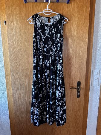 Schönes Kleid mit Blumenmuster ungetragen Gr. S