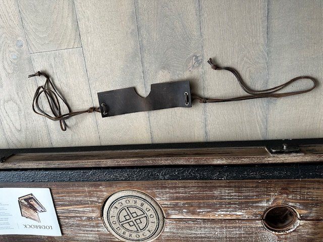 Altro per Eventi aziendali & Feste: BDSM Hand-Kopfpranger von Lodbrock – Nuovo e nell'imballaggio originale da Uster venduto da Tobe4 4