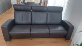 Stressles Ledersofa 3-Sitzer dunkelbraun mit Hocker