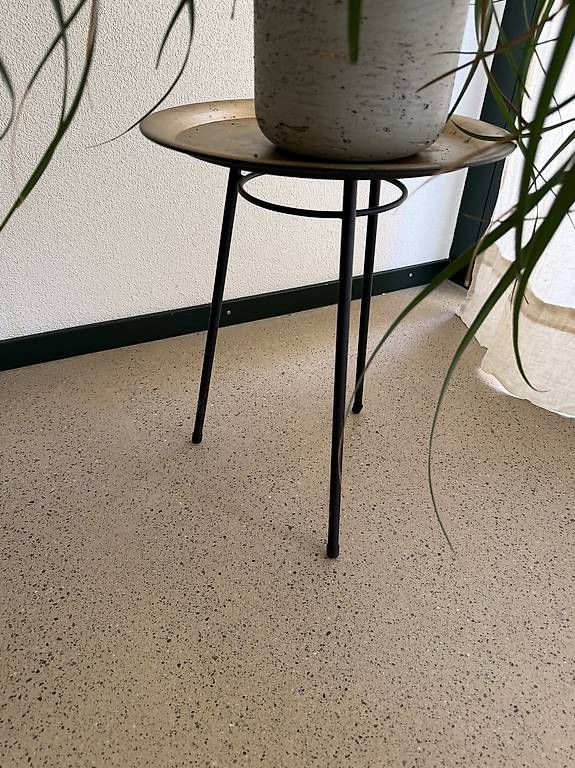 Sonstiges für Haushalt & Wohnen: Moderner Pflanzenständer mit Metalltablett – Gebraucht aus Winterthur von Fazzoletto
