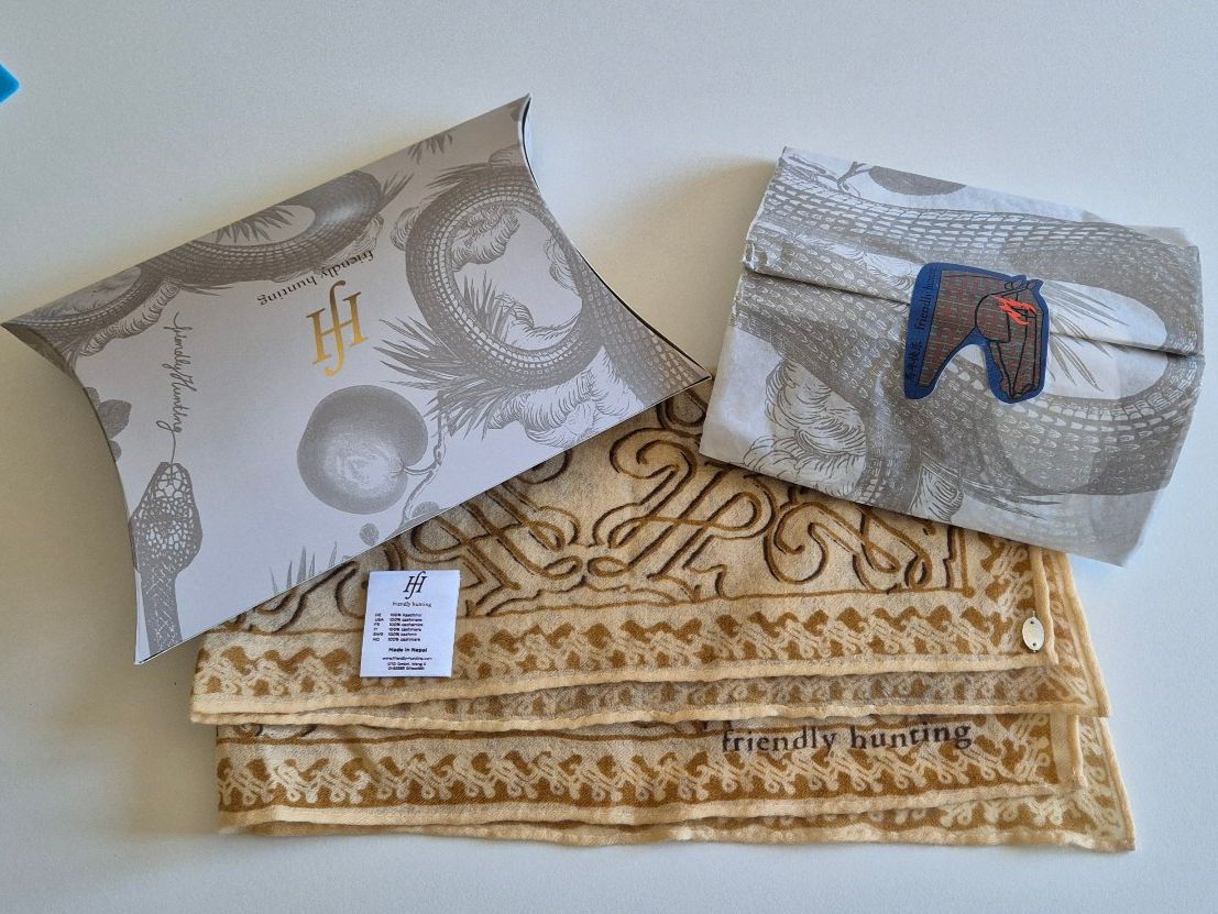 Foulards, Tücher & Schals: Kaschmirtuch Friendly Hunting – Gebraucht aus Meggen von darcy10