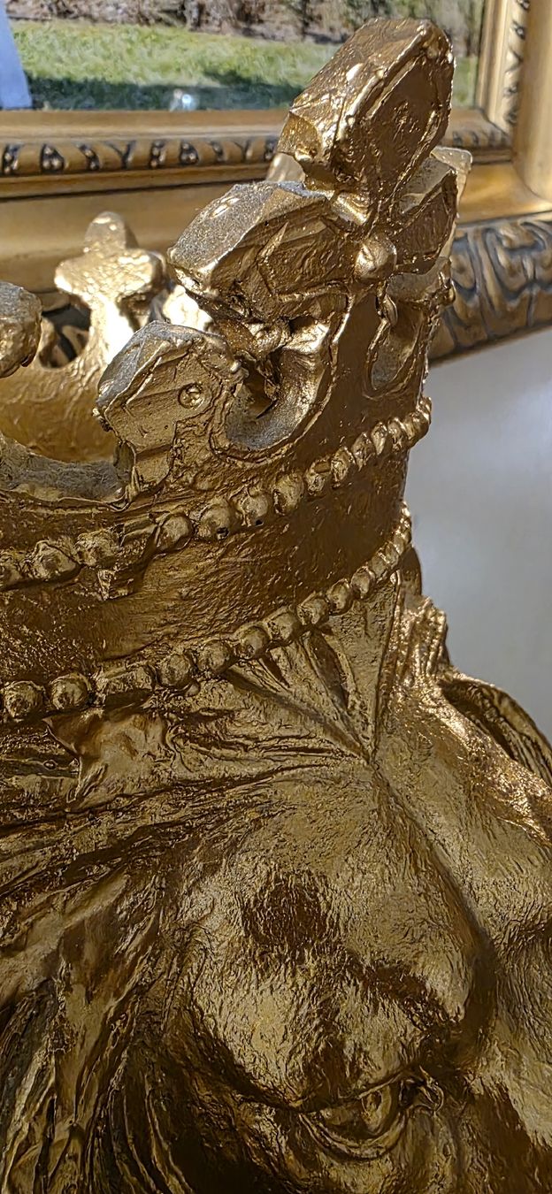 Tutte le decorazioni: Goldener Deko Löwe mit Krone – Usato da Kaufdorf venduto da Nati-Nati 6
