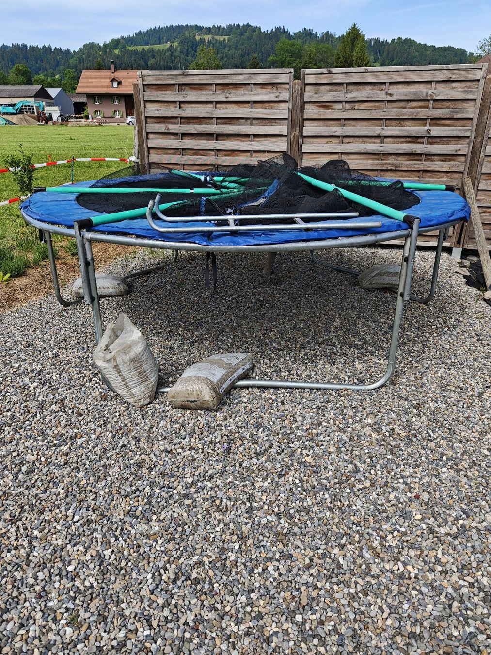 Trampolini: Trampolin mit Sicherheitsnetz & Leiter, gebraucht. – Usato da Zollbrück venduto da Turner5 1