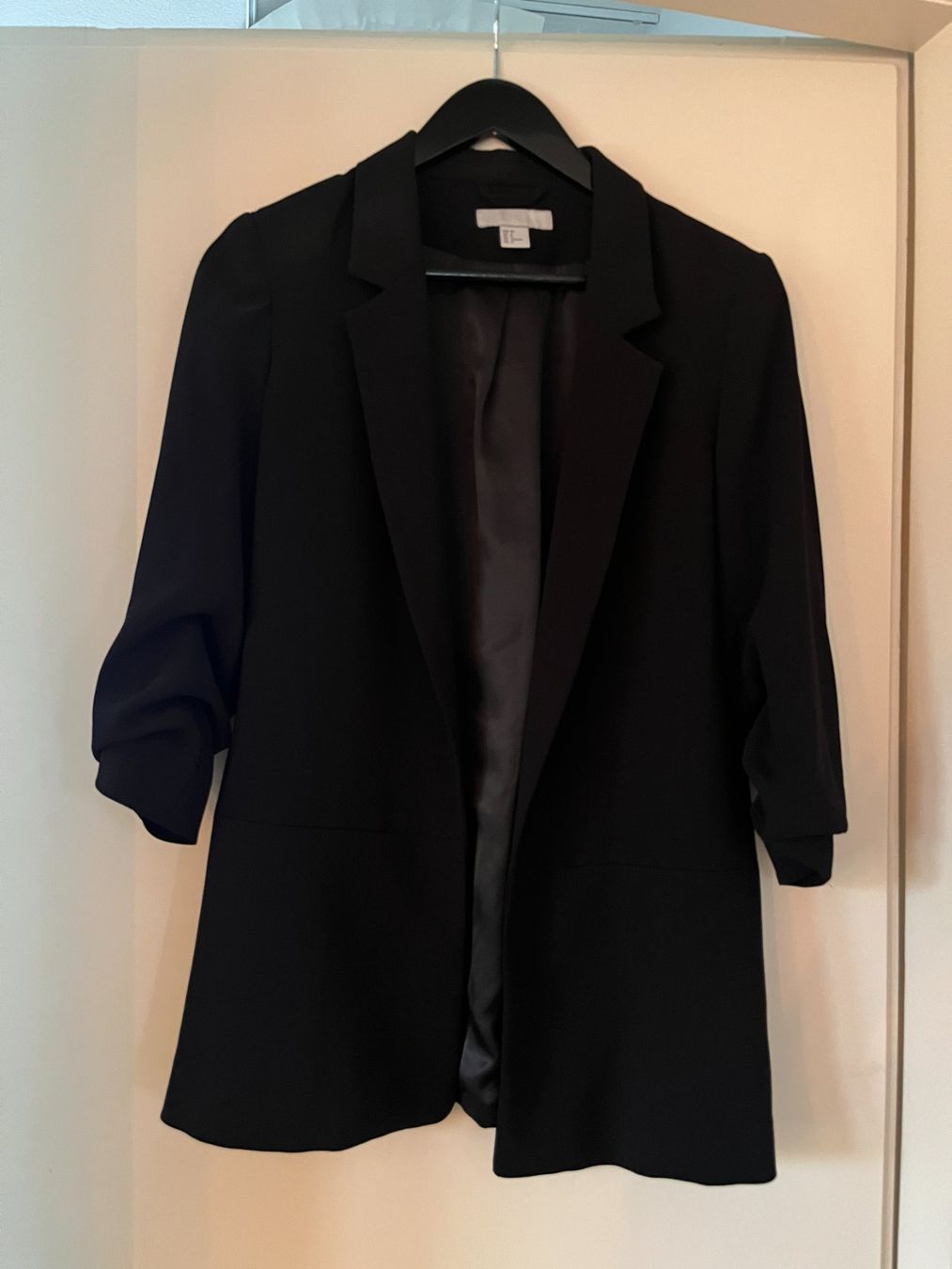 H&M Giacche: Black blazer with ruffled sleeves – Usato da Winterthur venduto da L.K.I.