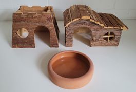 Zwei Holz Häuschen und Napf für Kleintiere
