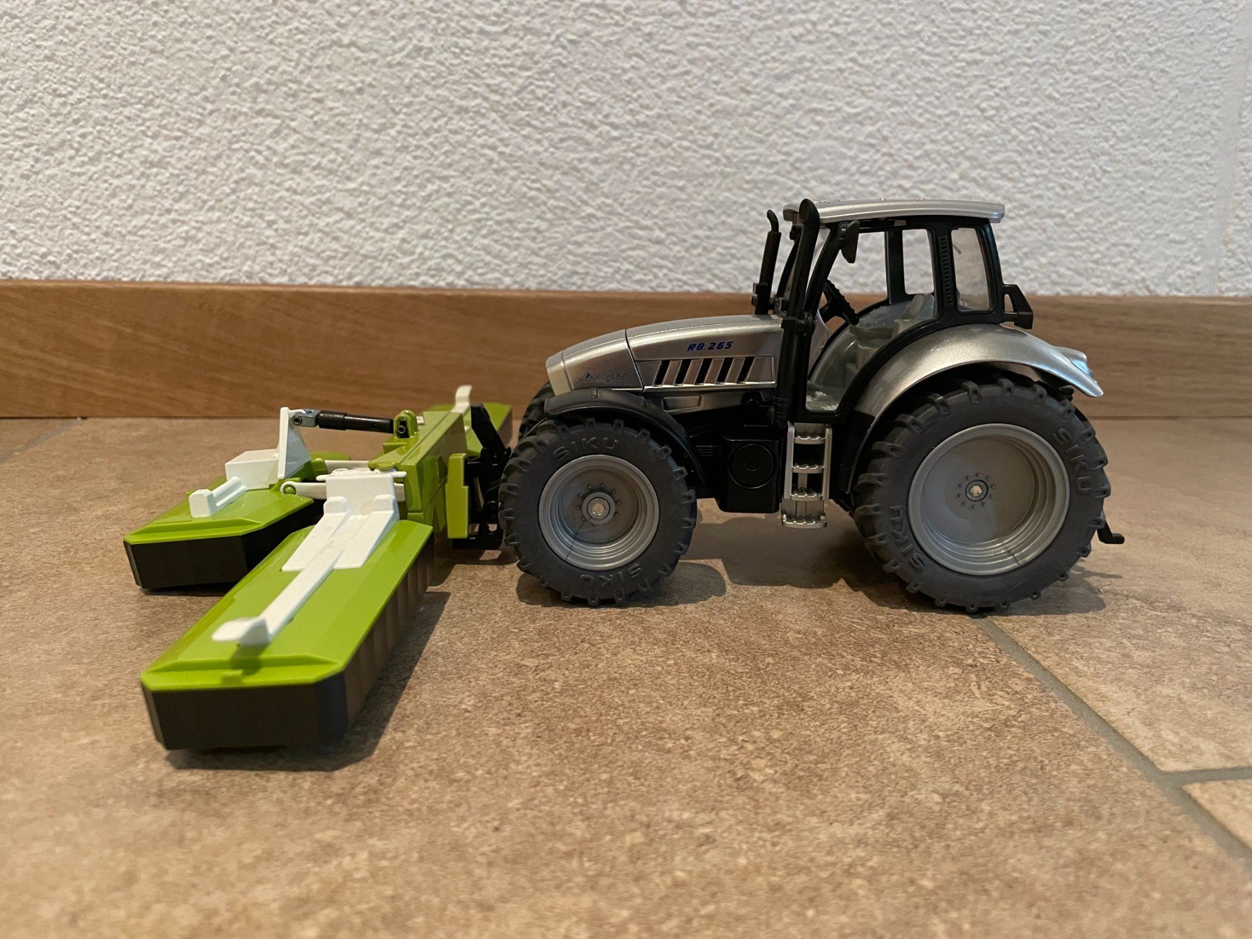 Lamborghini Trattori: SIKU Lamborghini R8.265 mit Frontmähwerk – Nuovo e nell'imballaggio originale da Kreuzlingen venduto da Stefan1150 1