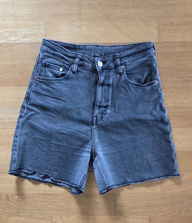 H&M Mom Shorts, schwsrz-grau, Gr. 36 - Ideal für den Sommer!
